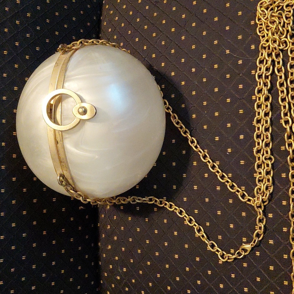 Cool Vintage Hard Ball Shaped Handbag Pearly White